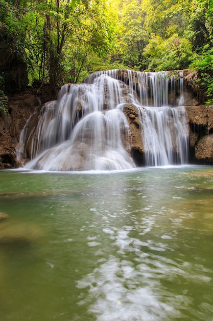 Foto cascada de huai mae khamin en el bosque profundo, tailandia