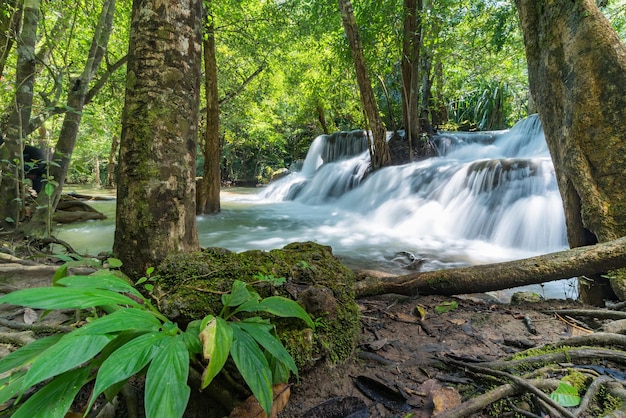 Cascada de Huai Mae Khamin en Kanchanaburi Tailandia hermosa cascada