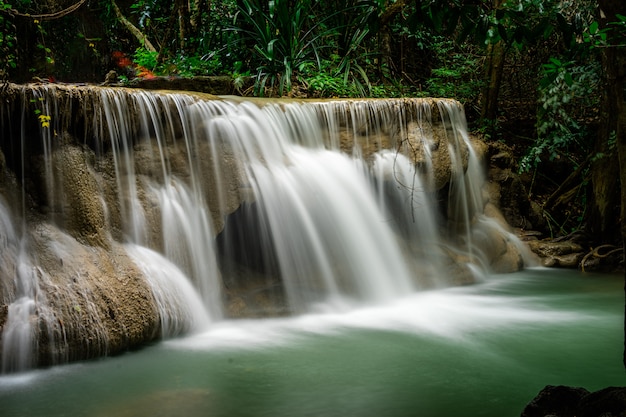 Cascada de Huai Mae Khamin en la profunda selva tropical en la presa Srinakarin, parque nacional en Tailandia