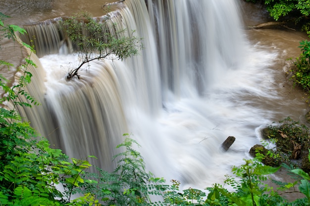 Cascada de Huai Mae Khamin en Tailandia