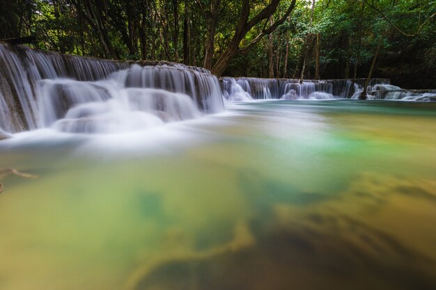 cascada de huaimae khamin distrito de srisawat karnchanaburi tailandia