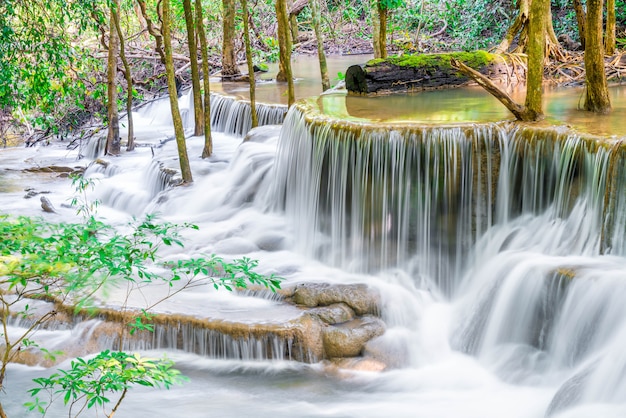 Cascada de Huay Mae Kamin en Kanchanaburi en Tailandia