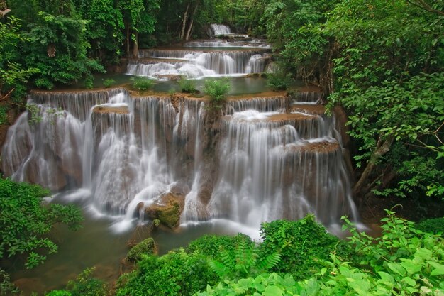 Cascada Huay Mae Khamin Forth Level, cascada en la selva tropical de Thail