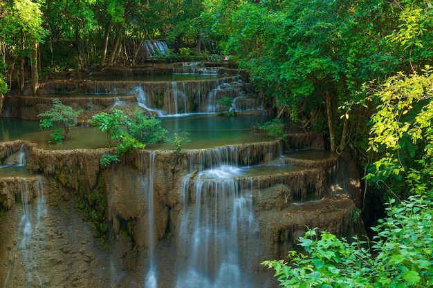 Cascada Huay Mae Khamin en la provincia de Kanchanaburi, Tailandia