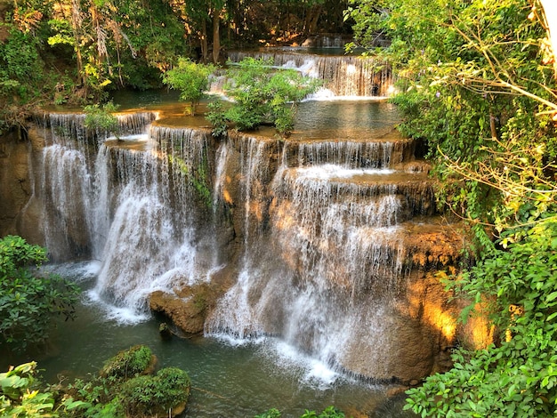 Cascada de Huaymaekamin con el árbol en la provincia de Kanchanaburi Tailandia