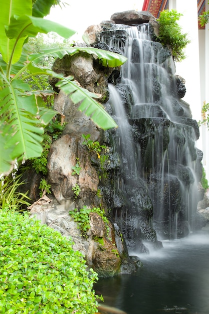 Cascada en jardín decorado