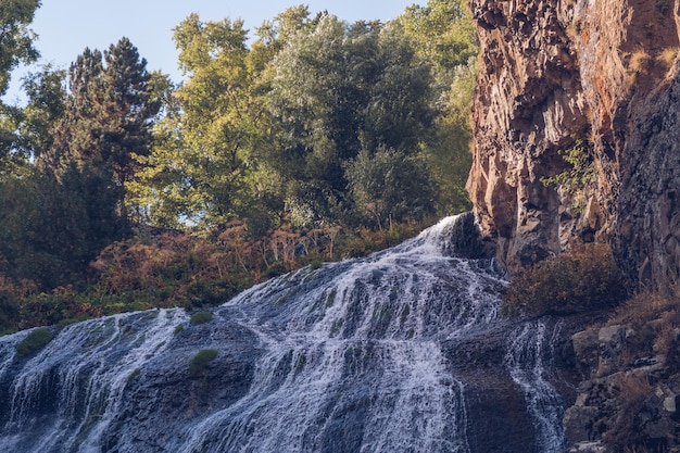 Cascada de Jermuk, corriente que fluye, vista pintoresca entre las rocas del cañón, desfiladero iluminado por el sol, armenio fotografía de archivo