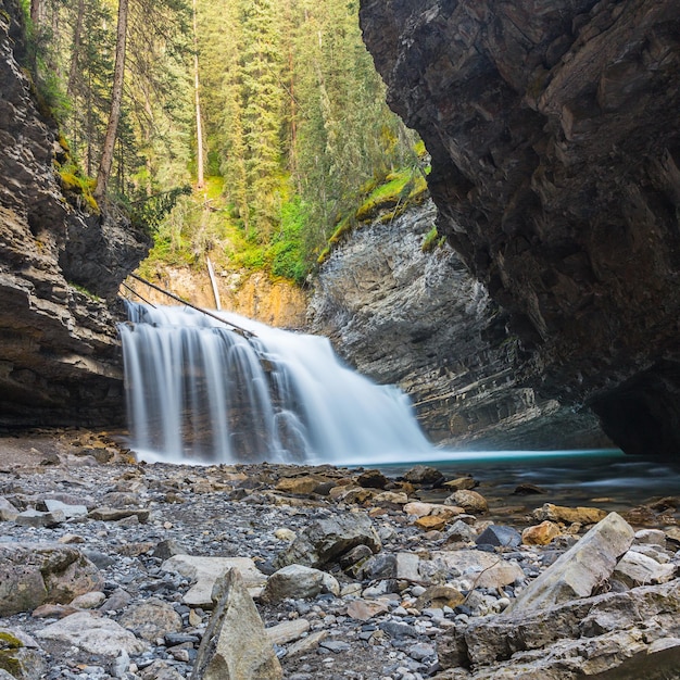 Cascada en el Johnston Canyon en el parque nacional de Banff, Canadá