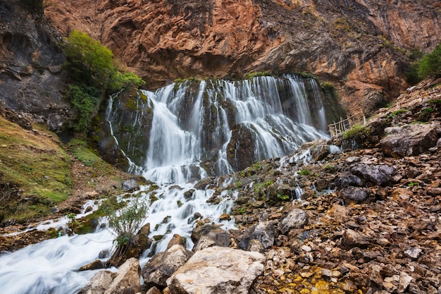 Cascada Kapuzbasi, provincia de Kayseri, Turquía