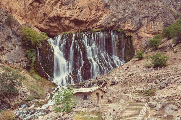 Cascada Kapuzbasi, provincia de Kayseri, Turquía