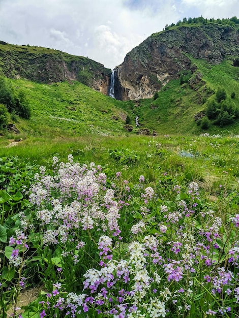 Cascada Karakayasu rodeada por las montañas del Cáucaso cerca de Elbrus Jilysu Rusia