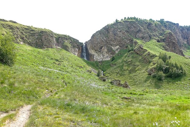 Cascada Karakayasu rodeada por las montañas del Cáucaso cerca de Elbrus Jilysu Rusia