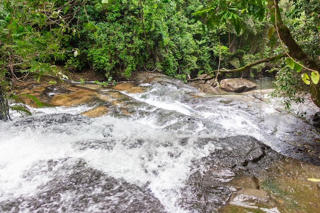 Cascada en Ko Kut, Tailandia