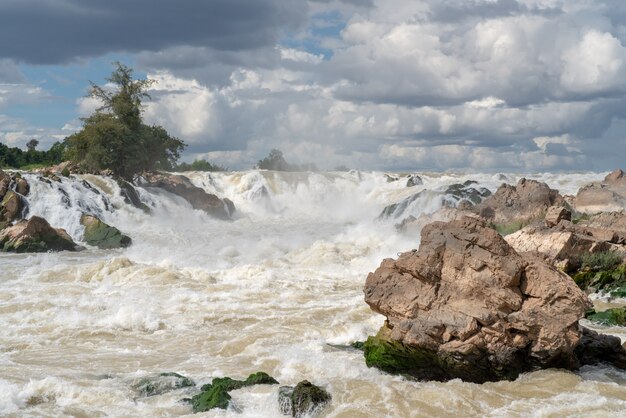 Cascada de Konpapeng en Pakse Laos