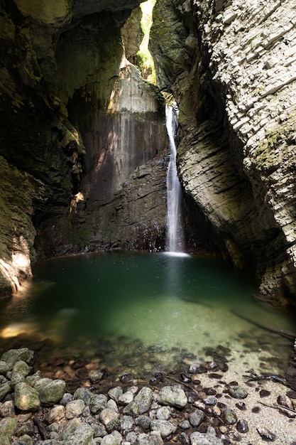 Cascada de kozjak en eslovenia cayendo en un lago