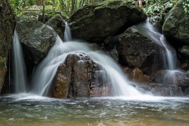Cascada de Krok-E-Dok y selva tropical en la montaña en el parque nacional de Khao Yai, Tailandia