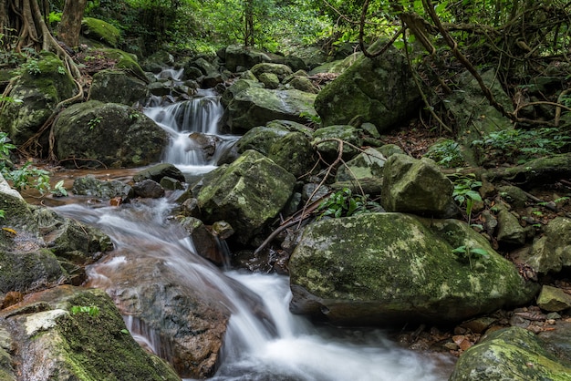 Cascada de Krok-E-Dok y selva tropical en la montaña