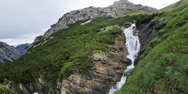 Una cascada en la ladera de una montaña