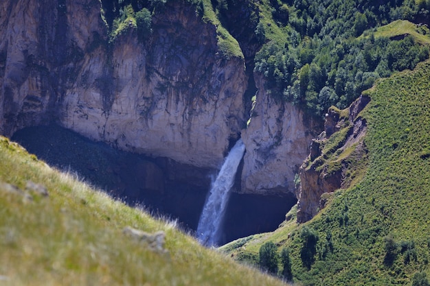 Cascada en las laderas rocosas de las montañas del Cáucaso en Rusia.