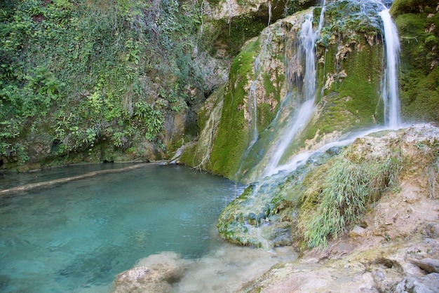 Foto cascada y lago orbaneja del castillo, burgos, españa