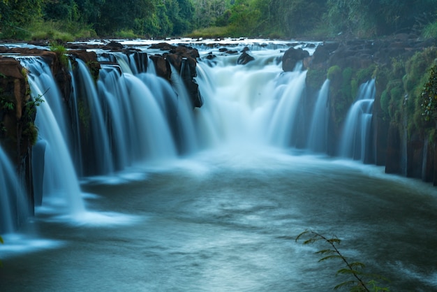cascada de lago tropical en Laos