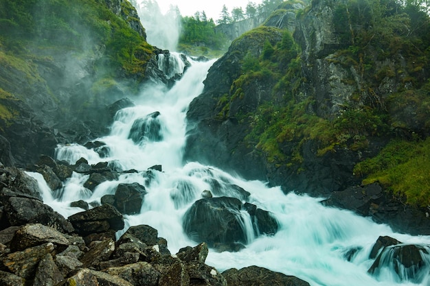 Cascada de Latefossen en Hordaland Noruega Viejo puente de piedra