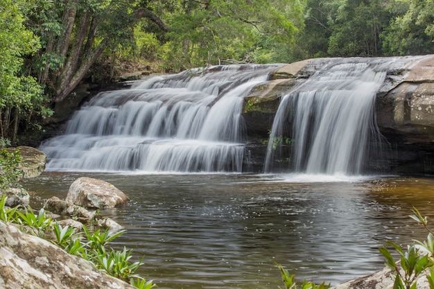 Cascada lluviosa de Tailandia