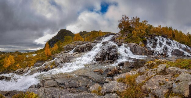 Cascada de Lofoten en Moskenesoya Lofoten Noruega