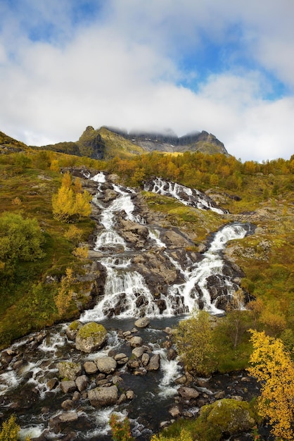 Cascada de Lofoten en Moskenesoya Lofoten Noruega