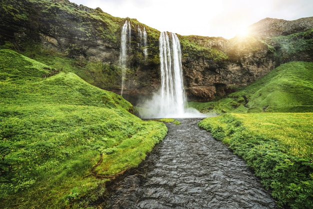 Cascada mágica de Seljalandsfoss en Islandia