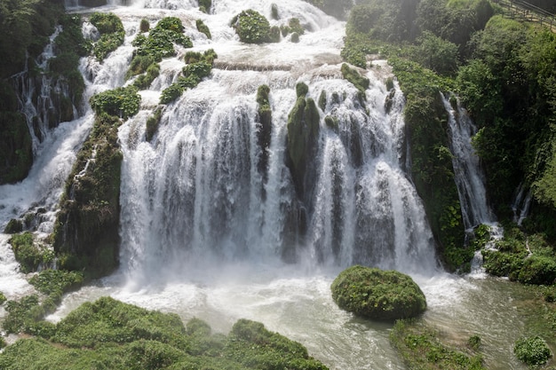 Foto cascada de mármol abierto vista inferior en pleno flujo