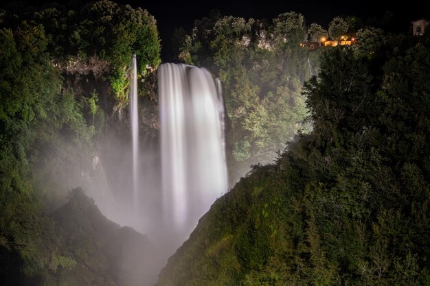 cascada de mármol por la noche parte superior