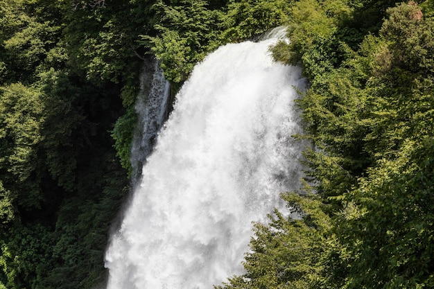 Cascada Marmore en la región de Umbria Italia Increíble cascada salpicando en la naturaleza