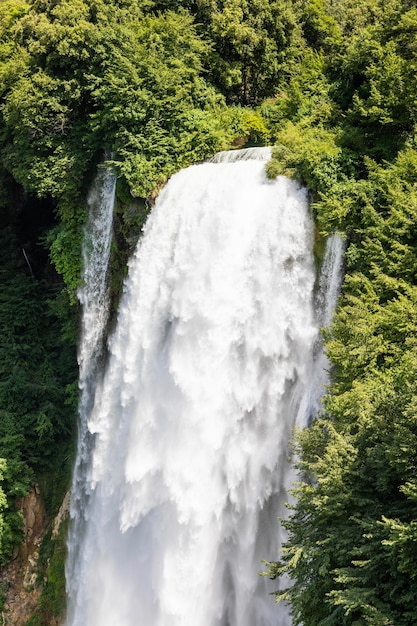 Cascada Marmore en la región de Umbria Italia Increíble cascada salpicando en la naturaleza