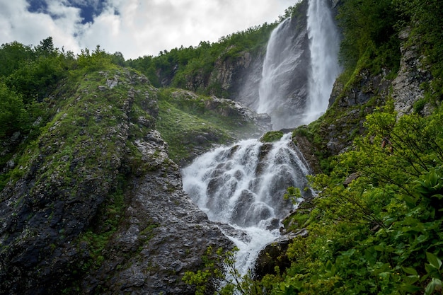 La cascada más alta de Europa. Paisaje natural de primavera