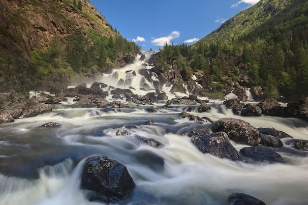 La cascada más grande de Altai en el profundo cañón del río Tschultscha