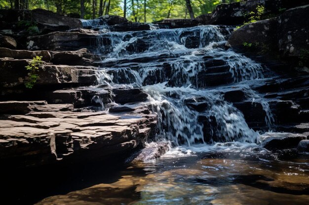 Foto una cascada en el medio de una zona boscosa