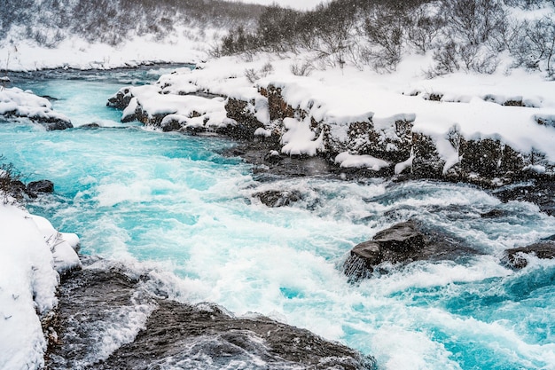 Cascada de Midfoss La 'cascada más azul de Islandia' El agua azul fluye sobre las piedras Invierno Islandia Visita Islandia Senderismo a la cascada de bruarfoss