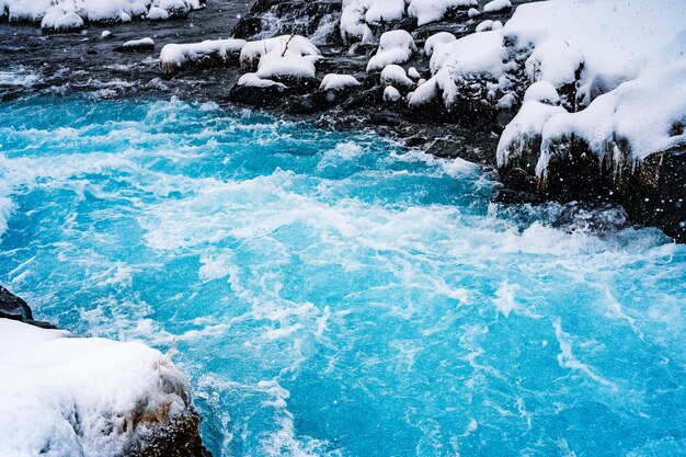 Cascada de Midfoss La 'cascada más azul de Islandia' El agua azul fluye sobre las piedras Invierno Islandia Visita Islandia Senderismo a la cascada de bruarfoss