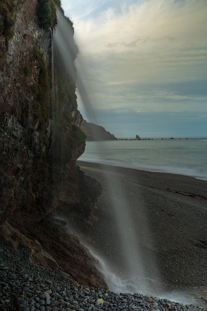 Cascada en el molino en la playa de vallina del gallo