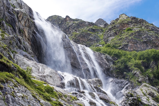 Cascada de montaña cascadas de sofía en las montañas del cáucaso arkhyz