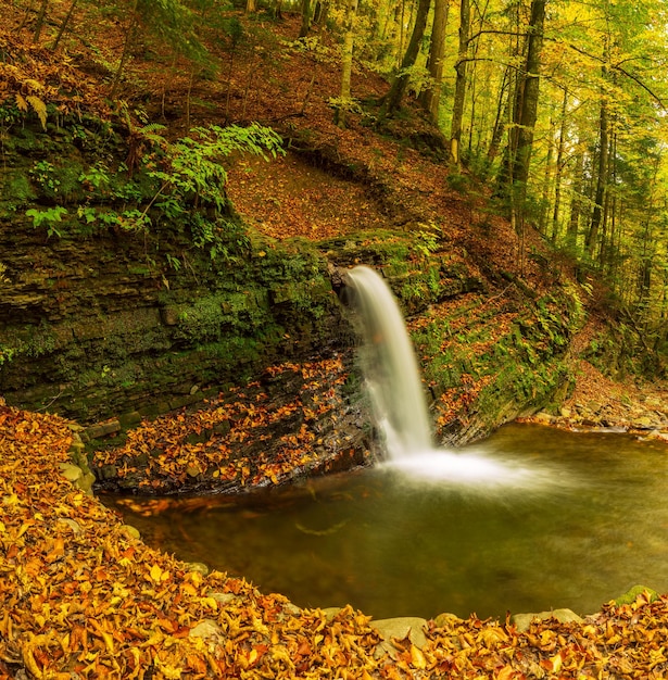 Cascada de montaña de otoño