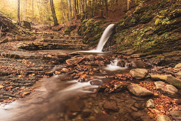 Cascada de montaña de otoño