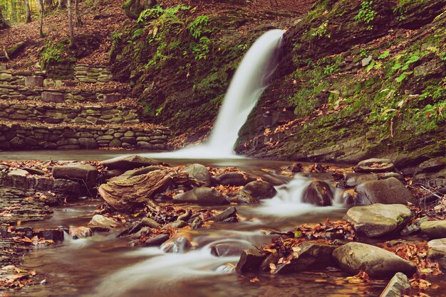 Cascada de montaña de otoño