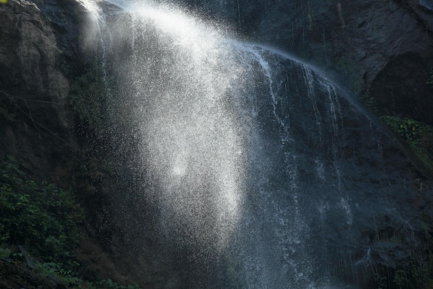 La cascada de la montaña se ve hermosa.