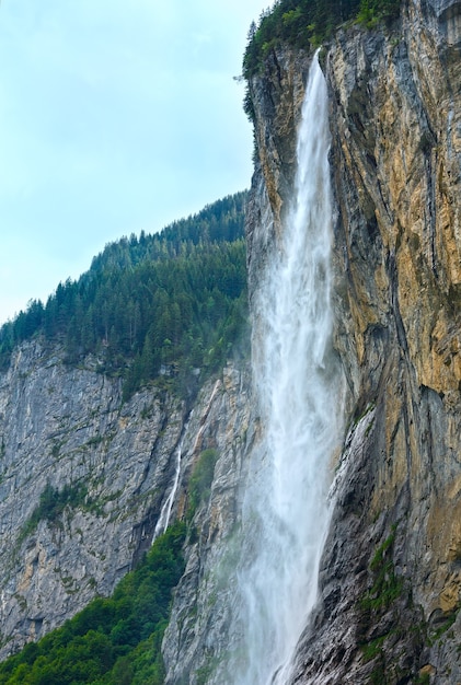 Cascada en montaña de verano (Suiza)