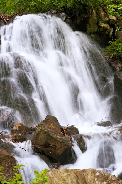 Cascada de montaña de verano.