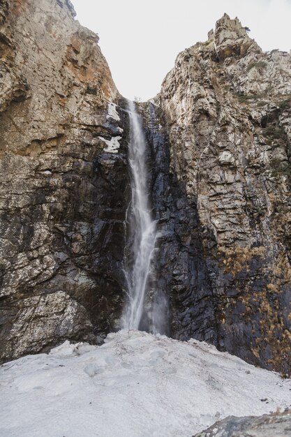 cascada montaña vertical