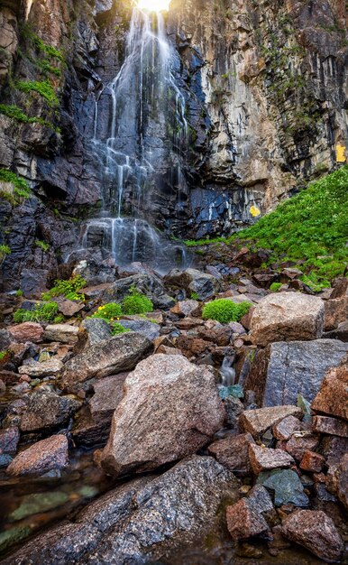 Foto cascada de la montaña