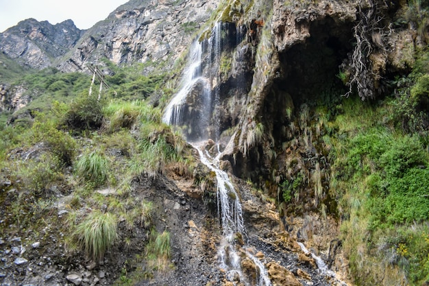 Cascada en las montañas de los Andes de Perú